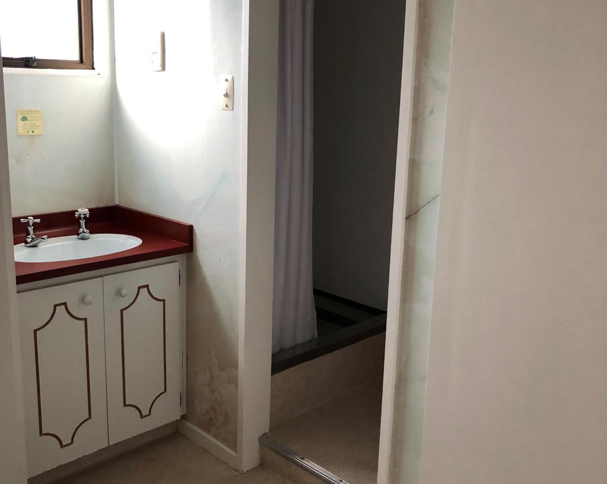 Alexandra Garden Court Motel Room photo